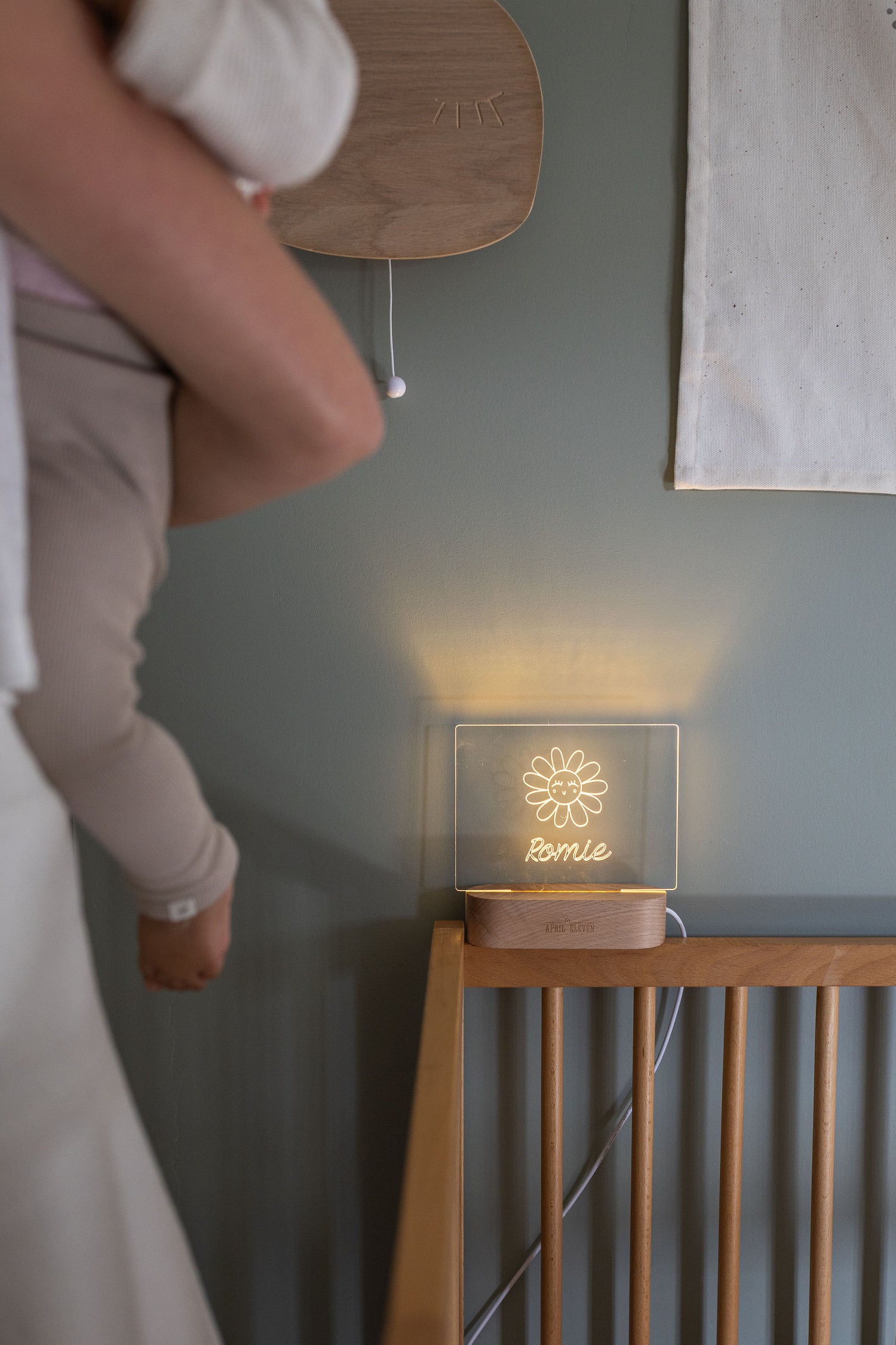 Veilleuse bébé avec prénom dans un lit, ambiance rassurante pour le coucher