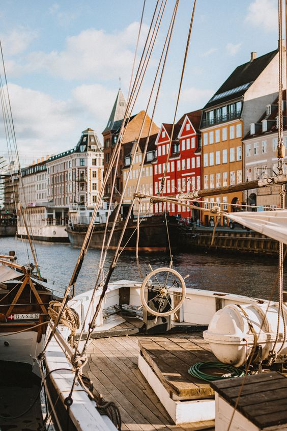 Louez un bateau électrique  à Copenhague en famille.